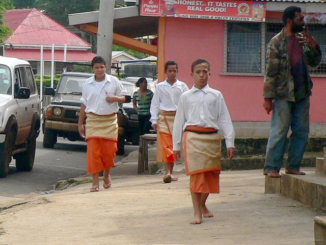 51- Enfants a la sortie de l'ecole en tenue reglementaire 